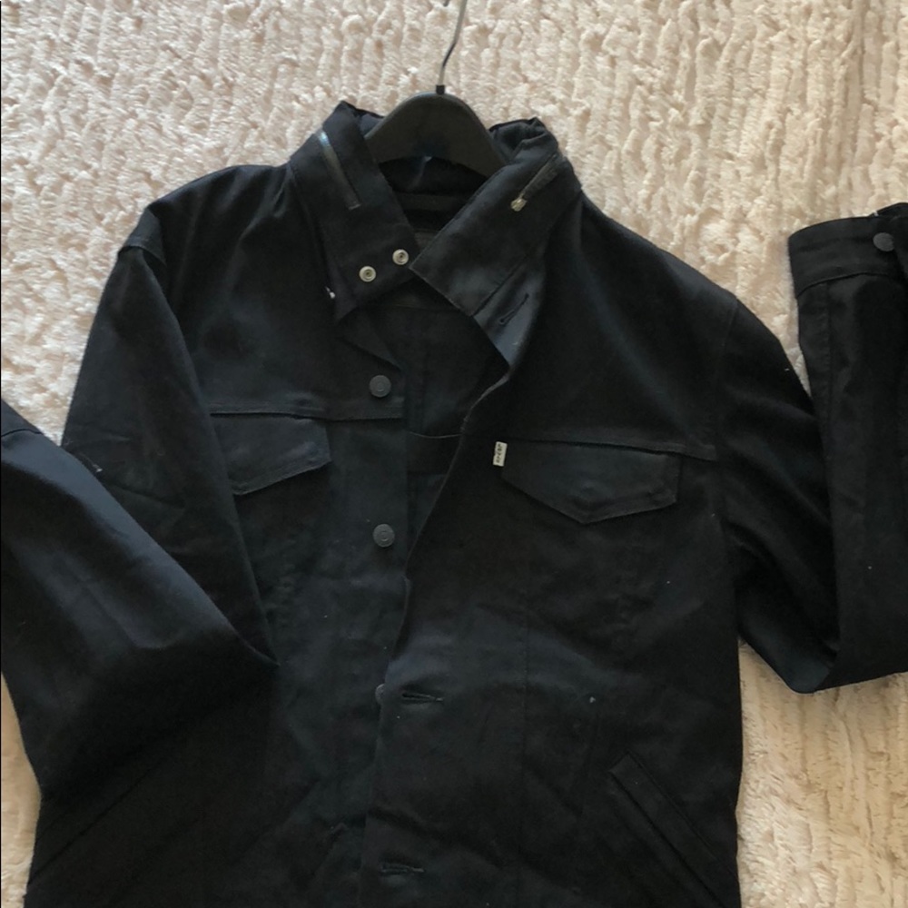NWOT men’s black Levi jacket with zipped in hood.